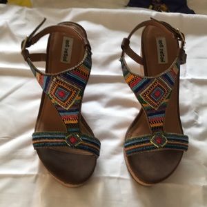 Very cute and comfy sandals!